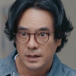 Than's father is portrayed by Thai actor Am Amarin Nitibhon (อ่ำ อัมรินทร์ นิติพน).