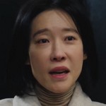 Juyeon's mother is portrayed by a Korean actress.