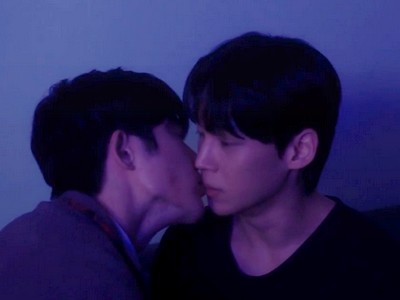 Jisu and Heejun kiss for the first time.