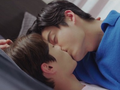 Jae Yoon and Ho Koon kiss in the Roommates of Poongduck 304 ending.