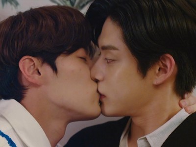 Jae Yoon and Ho Joon share their first kiss.