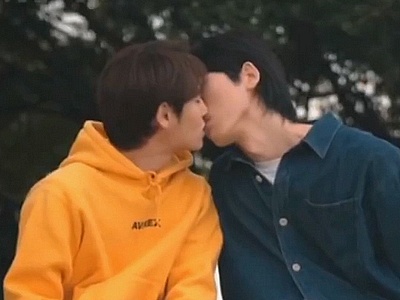 Jung Woo and Jun Hee kiss.