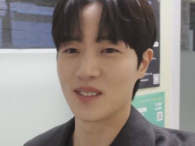 Lee Hyun is portrayed by Korean actor Heo Tae Youn.