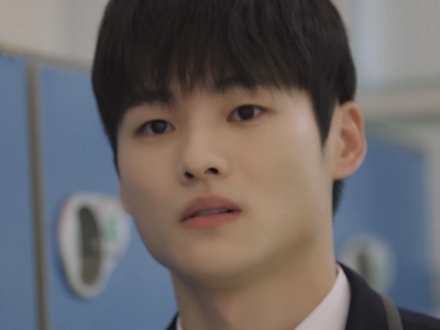 Uwu is portrayed by Korean actor Hong Dong Geon (홍동건).