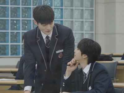 Yumin and Uwu are close buddies.