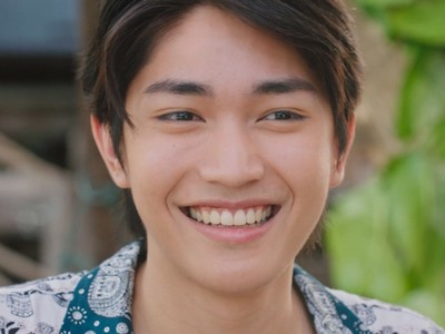 Dinneaw is portrayed by Thai actor Petch Ratana Aiamsaart (เพชร รตน เอี่ยมสอาด).