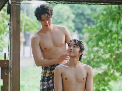 Sangmin and Dinneaw bathe each other.