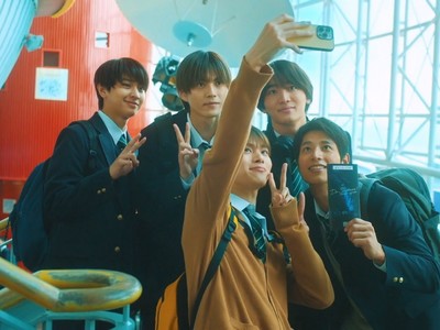 Hioki befriends the four popular guys in school.