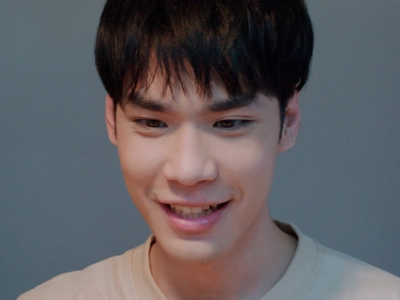 M is played by the actor Nine Theepop Phanitprasert (ธีภพ พานิชประเสริฐ).