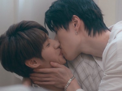 Jun Xi and Tuo share a passionate kiss.