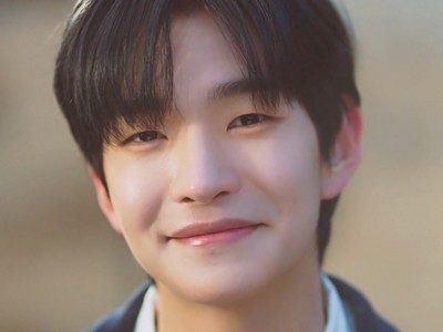 Seonghyeon is portrayed by Korean actor Cha Sun Hyung (차선형).