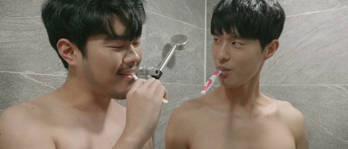 Tae Hon and Yeong Hoon are boyfriends who live together in Secret Roommate.