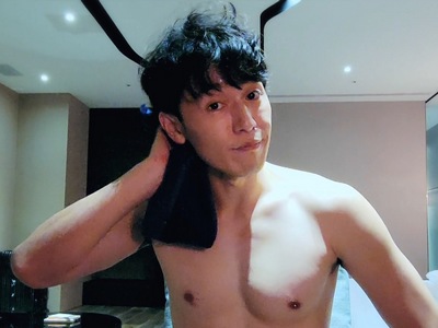 Bo Chun is impressed when he sees Sato's shirtless body.