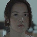 Zit's mother is portrayed by Taiwanese actress Gao Yi Ling (高伊玲).