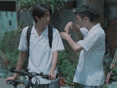 Zit uses sign language to communicate with Lai Chien Yu.