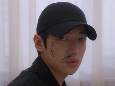 Jae Young draws a picture on Sang Woo's face.