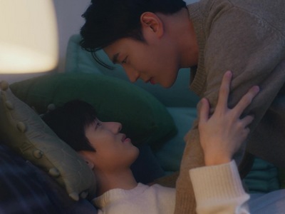 Sang Woo and Jae Young flirt in bed.