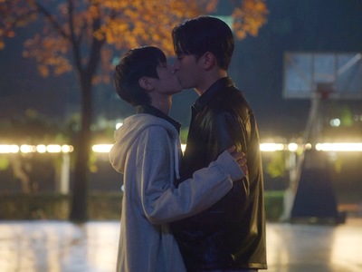 Sang Woo and Jae Young kiss in the Semantic Error ending.