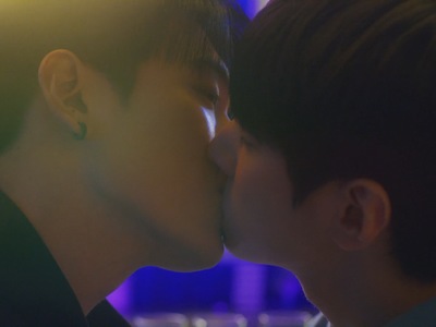 Sang Woo and Jae Young share a kiss at the bar.
