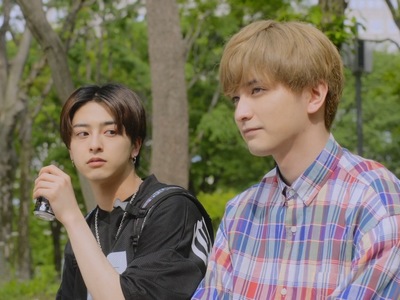 Kaneda gives encouragement to his friend Iguchi.