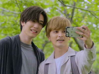Kaneda and Yanase take a selfie together in the Senpai, This Can't Be Love ending.