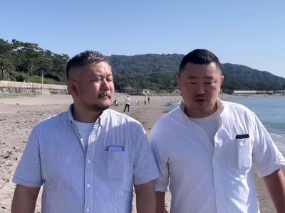 Tatsuya and Jun-nosuke walk on the beach.
