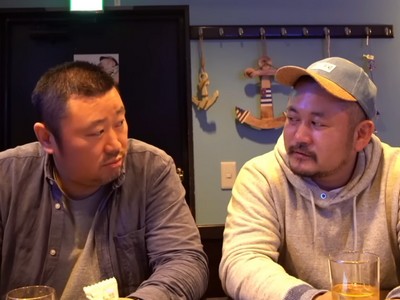 Tatsuya and Jun-nosuke meet at a bar.