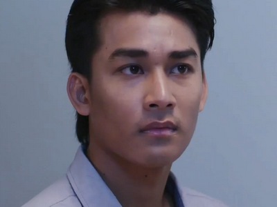 Nakrob is portrayed by the actor Ohm Pracha (ประชา).
