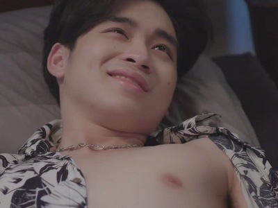 Kui gets shirtless in Episode 5 of Siew Sum Noi.