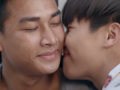 Nakrob and Grateen kiss in the Siew Sum Noi happy ending.