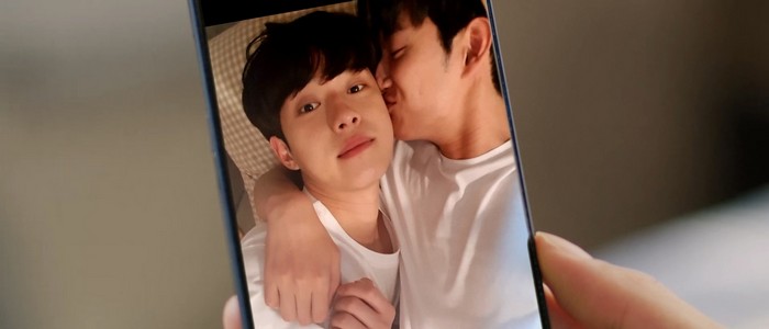 Baram and Hantae get cozy in their selfie.
