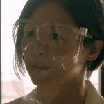 Jin's therapist is portrayed by the Japanese actress Asuka Kurosawa (黒沢あすか).