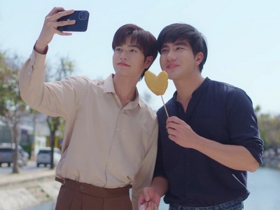 Fah and Prince take a selfie together.