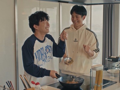 Ushio and Momeki are cooking.