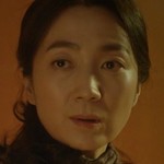Dong Joon's mom is portrayed by the Korean actress Kim Joo Ryoung (김주령).