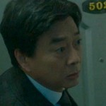 Kang Hyun's father is portrayed by the Korean actor Son Seong Chan (손성찬).