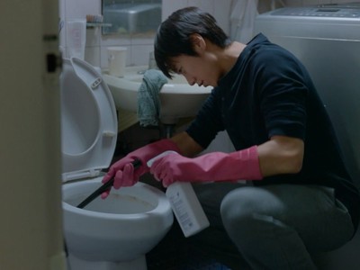 Dong Joon cleans the toilet.