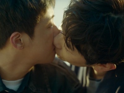 Kang Hyun and Dong Joon share a kiss.
