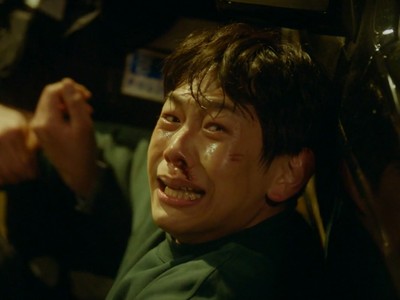 Kang Hyun cries after his mom's death.
