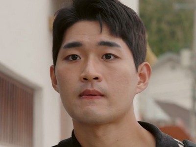 Jihun is portrayed by Korean actor Hong Seong Gwan (홍성관).