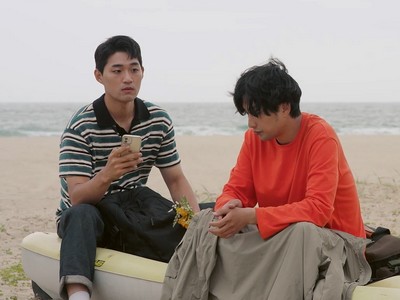 Jihun and Seunghun are on the beach.