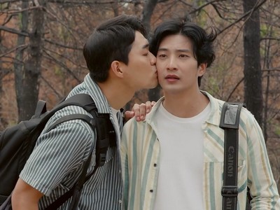 Jihun kisses Seunghun on the cheek.
