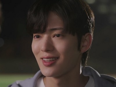 Ha Min is portrayed by Korean actor Ji Min Seo (지민서).