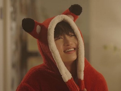 Jin Hun wears an animal costume.