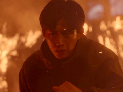 Johan saves Ryu from the church fire.