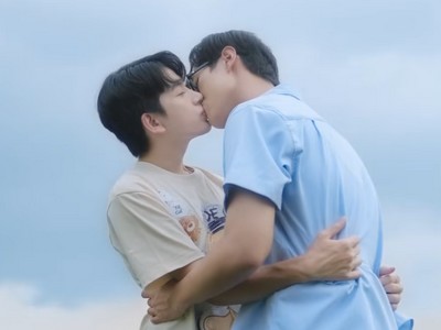 Meo and Quoc share a kiss.