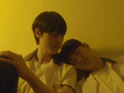 Yoo Jae rests his head on Han Joon's shoulder.