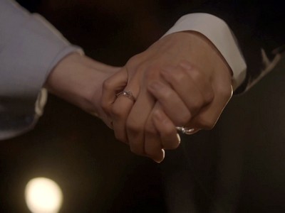 Han Joon and Yoo Jae hold hands together.