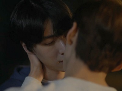 Han Yoon and Yoo Jae kiss in Star Struck Episode 6.