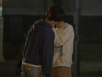 Han Joon and Yoo Jae kiss for the first time.